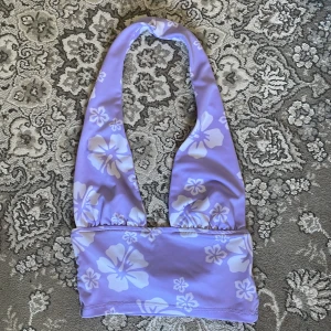 Toppp från H&M🥰 - Säljer denna supersöta toppen från H&M då den inte är i min smak😁  Köpt för ca två veckor sedan i Köpenhamn och aldrig använd, den är i storlek xxs men passade mig som har s☺️🫶🏼