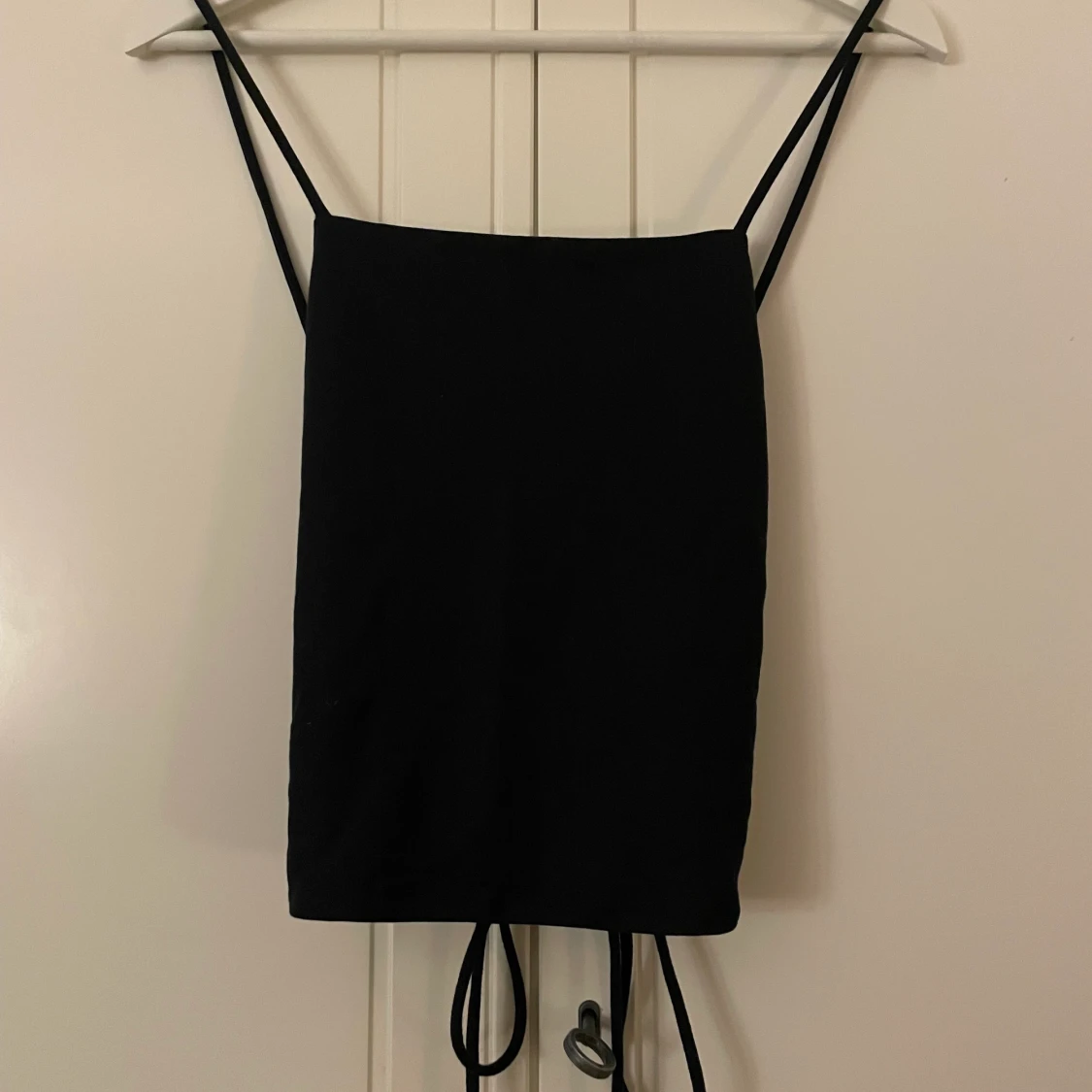 Svart top med öppenrygg