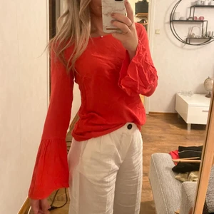 Topp - Röd topp från Vero Moda. Endast använd en gång. Storlek xs.