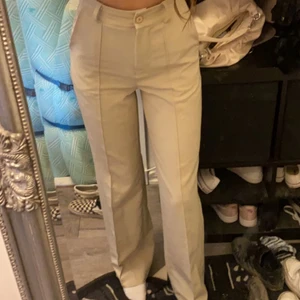 Kostymbyxor  - Beiga kostymbyxor från design by si  Lagom långa för mig som är 175 Säljes då de är för stora. Stl S