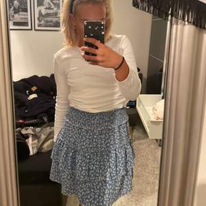 Säljer denna snygga kjol. Passar perfekt till sommarn. 