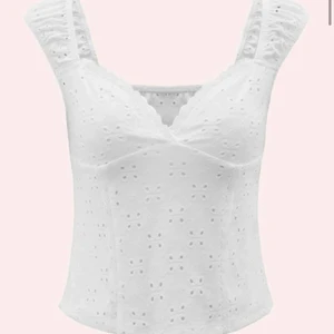 Söt topp - ‼️PAUSAD‼️  Söt luftig topp i jättefint vitt tyg, endast använd vid ett tillfälle🥰 