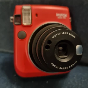 Retro Röd Instax Kamera - Unik fullt fungerande instax kamera i nyskick, har en annan jag använder mer. Vid snabb affär lägger jag till ett paket med bilder att använda. 10 stycken 😊