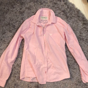 Skjorta  - Säljer en vit och en rosa skjorta båda är i bra skick den rosa är i storlek 152 och den vita 36 den vita är från H&M och den rosa HAMPTON REPUBLIC