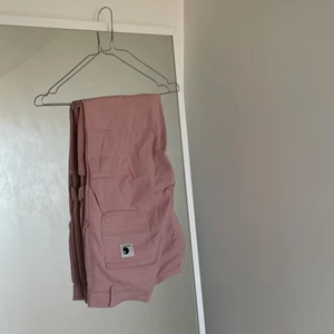 Cargobyxor från Carhartt - Cargobyxor från Carhartt i en slim modell. I princip aldrig använt tyvärr för så coola. Jag står för frakt 📦 Endast betalning via swish!