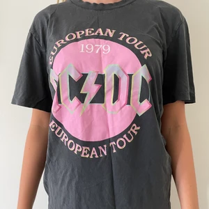 Bikbok  - En svart ACDC tröja från bikbok, använd få gånger. Skriv om ni har fler frågor