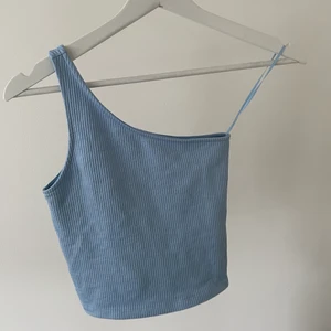 Gina tricot  - En ljusblå topp som är använd 2-3 gånger, säljer denna söta topp eftersom den är för liten. Skriv om ni har fler frågor