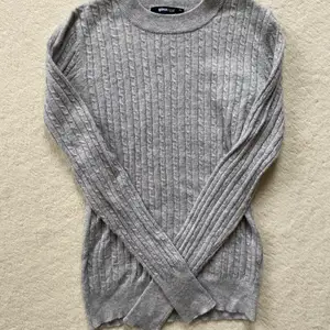 Kabelstickad tröja från GinaTricot, köpt för mycket längesedan och finns inte med i deras sortiment längre💕 Perfekt hösttröja