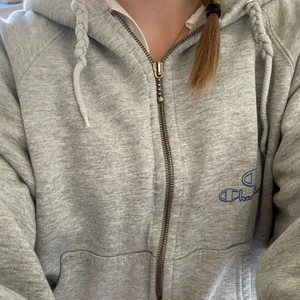Zip up - Säljer denna grå zip up från Champion då jag har fler💓 är i gammal modell (som inte säljs längre), skriv privat för fler bilder eller frågor💓☺️ 