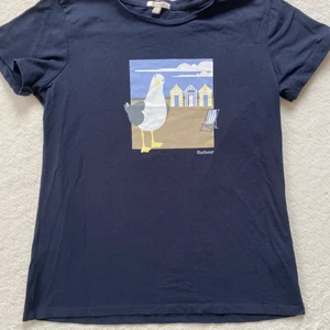 T-shirt - Jättesöt fiskmås på en Barbour t-shirt🫶🏻 Marinblå och storlek 42, sitter på mig som är S/M lite oversized💕