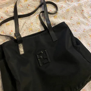 Fendi väska - Köpt från vestiaire collective och är granskad av dom för att säkerställa att väskan är äkta. Väldigt rymlig och bra fack, det enda som är slitet är handtagen men jag kan skicka mer bilder vid intresse gick inte att lägga upp mer än 3🥰 spårbar frakt ingår