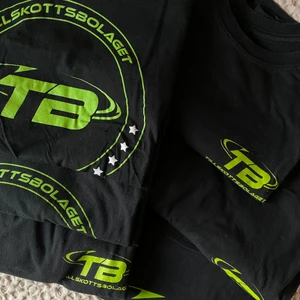 Tillskottsbolaget t-shirts - 6st t-shirts från Tillskottsbolaget i unisex-modell! 4st i M & 2st i S💫 Alla för 100kr!