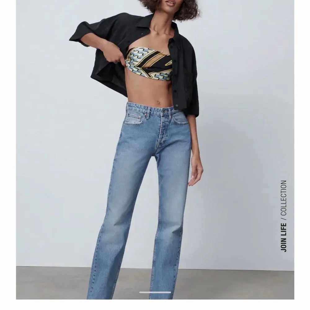Säljer Zaras mid rise jeans, mer mot mörkblå, stl 36 💙. Jeans & Byxor.