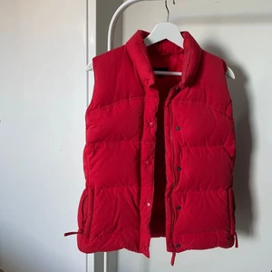Röd väst  - Jättefin röd väst som inte används längre💕 
