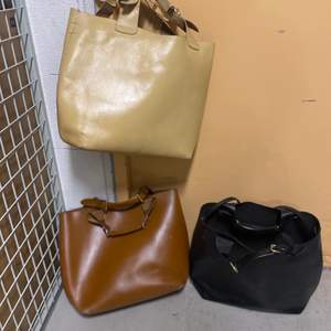Väskor i läder från Zara. Stora och rymliga. Säljes för 400 kr/styck. Finns i Solna 