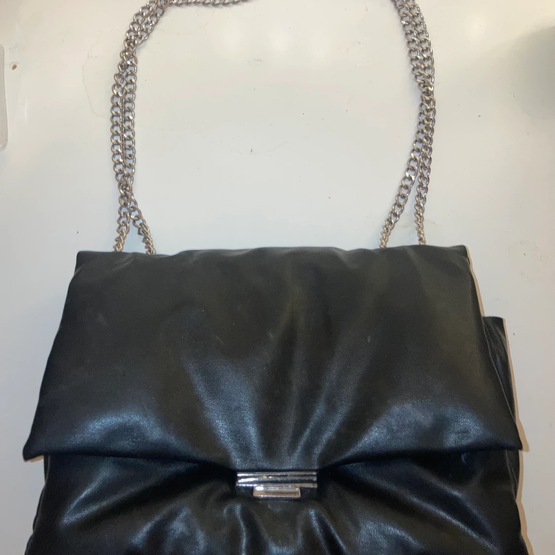 Svart väska med kedja