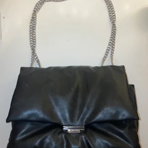 Svart väska med kedja - Snygg svart väska från HM, som jag inte använder längre. Får plats med mycket saker. Är axelväska och ”handväska”. Bra kvalité. Pris kan diskuteras!💕