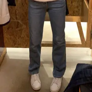 Säljer mina super fina jeans som är använda men i bra skick!! Dom är lowwaist och går över foten , jag är 166cm och längden är bra. Storlek är 22/32. Men är lite större i storlek. Om ni vill ha fler bilder fråga på!