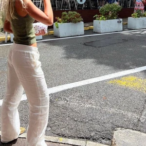 Linne byxor - Helt oanvända lågmidjade linnebyxor☁️, säljer pga att de va för stora. Jätte fina och fint skönt material, önska de passade.. Skriv för egna bilder💗 (bilder lånade av engla löf och lova widberg) (säljer ett par i XS också)