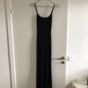 Klänning från Skims - Svart ribbad klänning från Skims. Strl S. Använd en gång.