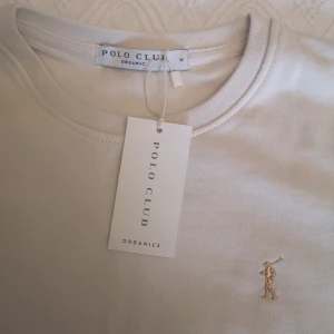 Polo Sweatshirt  - Ny Polo Sweatshirt mer prislappen kvar. Ny pris 1350 kr. Färg Off White 