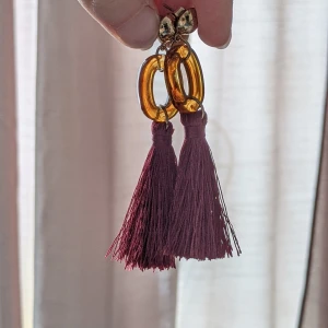 Örhängen  - Örhängen i guld och vinrött    Fint skick