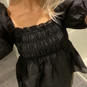 Topp - Svart topp med puffärmar🖤