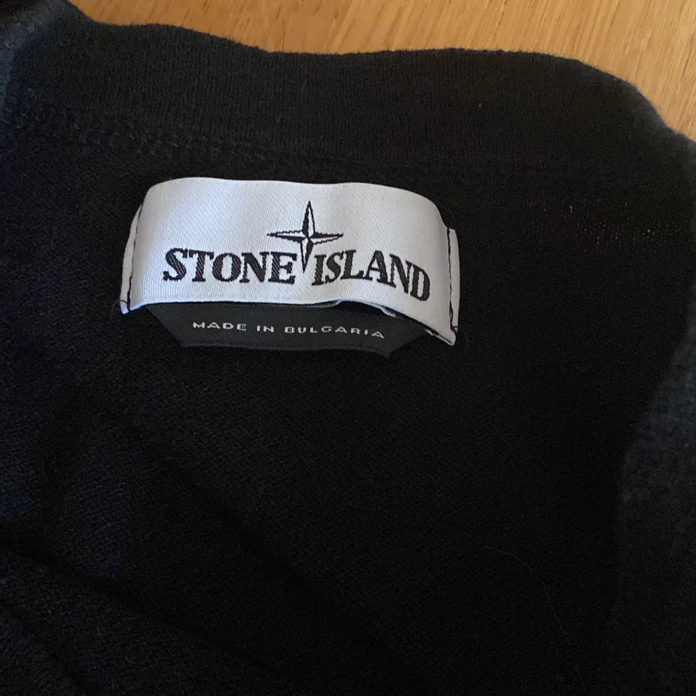 Säljer min stone island tröja då den inte kommer till användning så mycket längre✨Den är i väldigt bra skit✨ Den är i M men passar även S✨Köparen står för frakten✨priset kan diskuteras . Tröjor & Koftor.