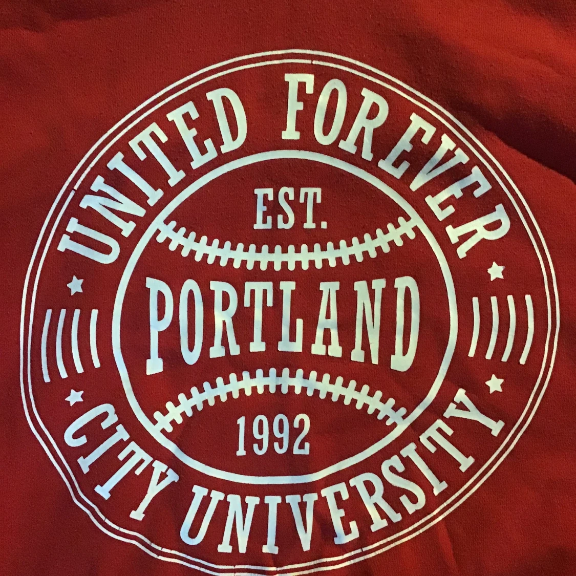 En röd mag-hoodie - 90