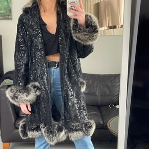 Vintage läderkappa - Cool vintagekappa i äkta läder och päls detaljer. Storlek 42/M, oklart märke.