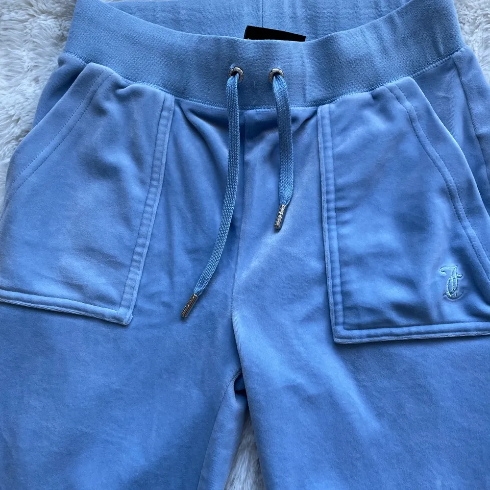 Säljer mina ljusblåa juicy byxor då jag har tröttnat på dom💕 okej skick då de har några små defekter och även fläckar på knäna (första bilden)💓 storlek xs, dom sitter bra i benen på mig som är 167! Bud börjar på 450, köp direkt för 650💓. Jeans & Byxor.
