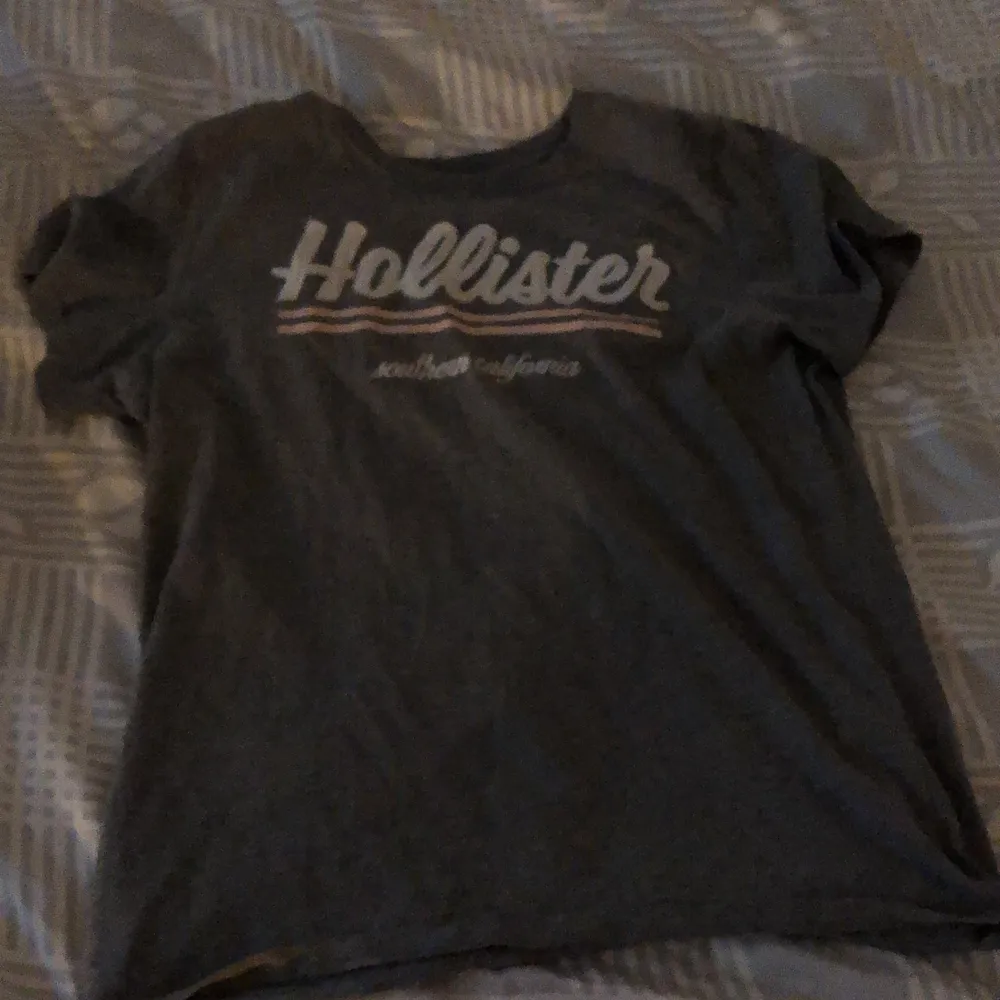 Hollister t-shirt! Köparen står för frakten💓. T-shirts.