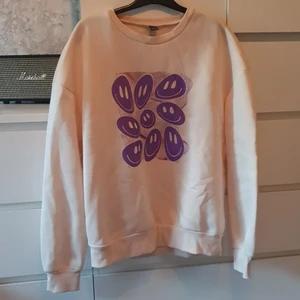 Sweatshirt med lila tryck - Säljer denna då den tyvärr inte kommit till användning. Storlek S men ganska oversize. Sparsamt använd och jättemysig nu till hösten. Frakten tillkommer🤍💜