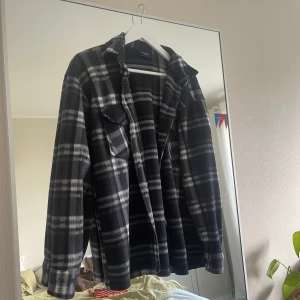 Fleecekofta strl M - Säljer denna sjukt coola fleecekofta i storlek M. Kommer inte till användning tyvärr👺 200kr + 66kr spårbar frakt 🤠