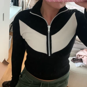 Zara - Såå cool tröja ifrån Zara i strl S, nyskick 🖤