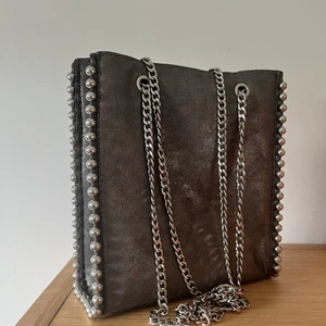 Superfin väska från zara! - Superfin silvrig väska från zara! I bra skick, inga defekter!  