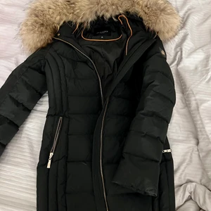 Hollies jacka - Str 38, passar str S/M💗  Nypris 4500kr Köpt på johnells   Använt en säsong Ny skick  