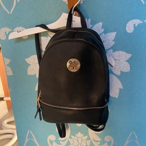 Väska - En fin mellan modell på en svart skinn väska. Använd kanske mycket men inga skador på väskan och den ser ut som ny.köparen betalar för frakten 💕