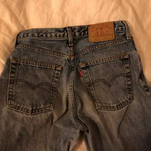Mörkblåa levis jeans köpte på humana<3pris kan diskuteras 💕