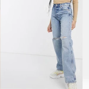 & other stories jeans - Säljer nu mina favorit jeans då de tyvärr har blivit för små:( köpta på & other stories för 790 säljer för 250 kr. Stl 29<3 Säljer även ett par i stl 27<3