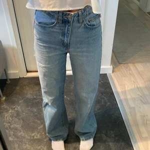 Blåa jeans  - Blåa jeans i storlek XS, men passar även mig som har S. Använd ett fåtal gånger.
