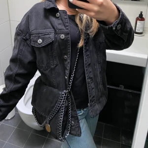 Kedjeväska - Jag säljer min Stella McCartney liknande väska. Den är använd ett fåtal gånger och är fortfarande i nyskick. FRAKTEN INGÅR💕