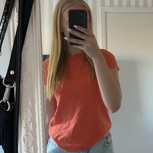 Orange t-shirt - Orange t-shirt från lager157, tröjan är i storlek 150 men skulle säga att den sitter som en xs/s💕