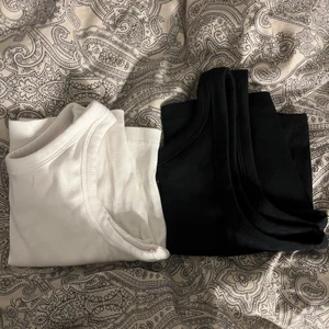 Tank tops - Två tank toppar i storlek S från lager 157. En vit och en svart. 50 kr för båda. 