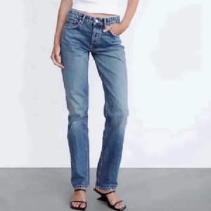 Zara mid rise straight leg jeans, köpte dom på plick men var för stora för mig, men fortfarande är i bra skick❤️