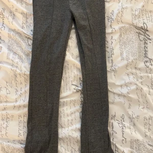 Helt oanvända storlek S - Stretchiga bekväma helt oanvända byxor storlek S. 100 kr 