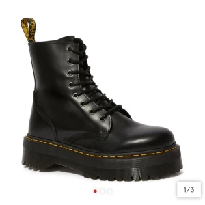 Intressekoll! Dr martens Jadon strl 38 - Funderar på att sälja mina älskade dr Martens Jadon endast för att de inte används. Nypris 2200kr. De är köpta nya vid årsskiftet 19/20 o är mycket sparsamt använda, bild skickas såklart vid intresse. Stl 38. Pris kan diskuteras vid snabb affär