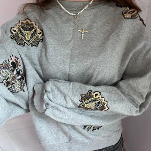 Alix sweatshirt!! - Säljer denna så najs sweatshirt från märket Alix!! Den är i storlek M/L och den sitter snyggt overzised på mig som brukar ha M i den typen av tröjor!! Nypris ligger runt 1000kr❤️