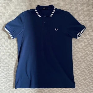 Fred Perry piké - Fred Perry piké i storlek M, bara använd 1 gång. Möts helst upp 