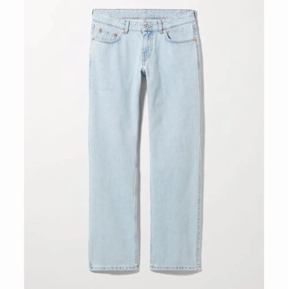 Ett par fina arrow low jeans från weekday i storlek 28/32 väldigt fina på❤️ skriv privat för fler bilder ❤️ kan tänka mig att byta mot ngt. Jeans & Byxor.
